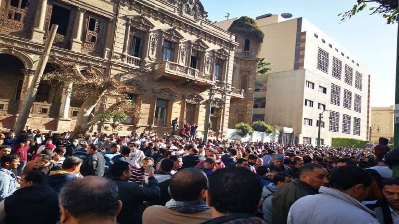 بالفيديو والصور.. زحام كبيرة للعمالة المصرية لإجراء تحليل PCR للعودة إلى المملكة