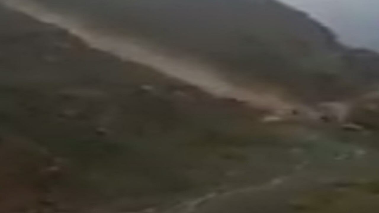 مصرع عامل إثر انهيار صخري على طريق جبل القهر بجازان (فيديو)