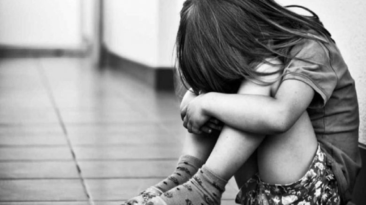 شاب يهتك عرض طفلة ويستغلها جنسياً بصور إباحية