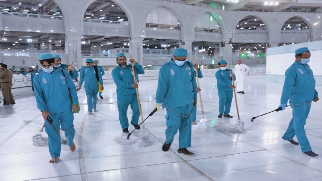 أكثر من 3 آلاف عامل لتعقيم المسجد الحرام بـ 2160 لترًا من المعقمات يوميًا