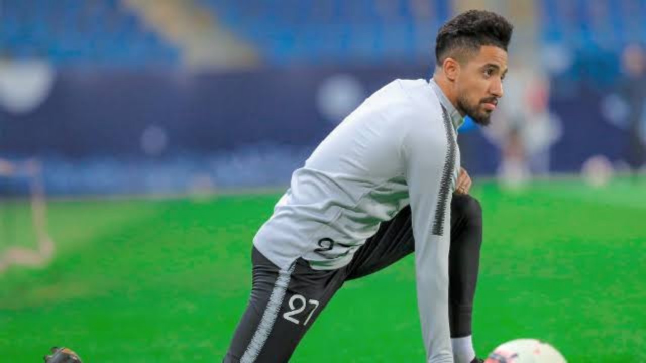 هتان باهبري يتحول إلى حلاق في العزل الصحي