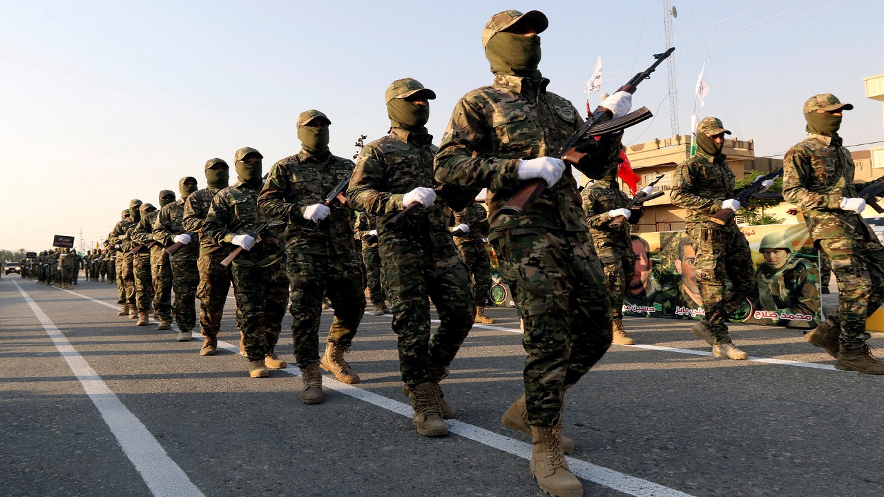 جنود الحرس الثوري الإيراني تهرب من المعسكرات