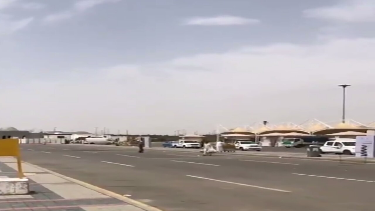 شاهد.. سوق الخضار المؤقت الذي استحدثته أمانة المدينة بجوار العالية مول 