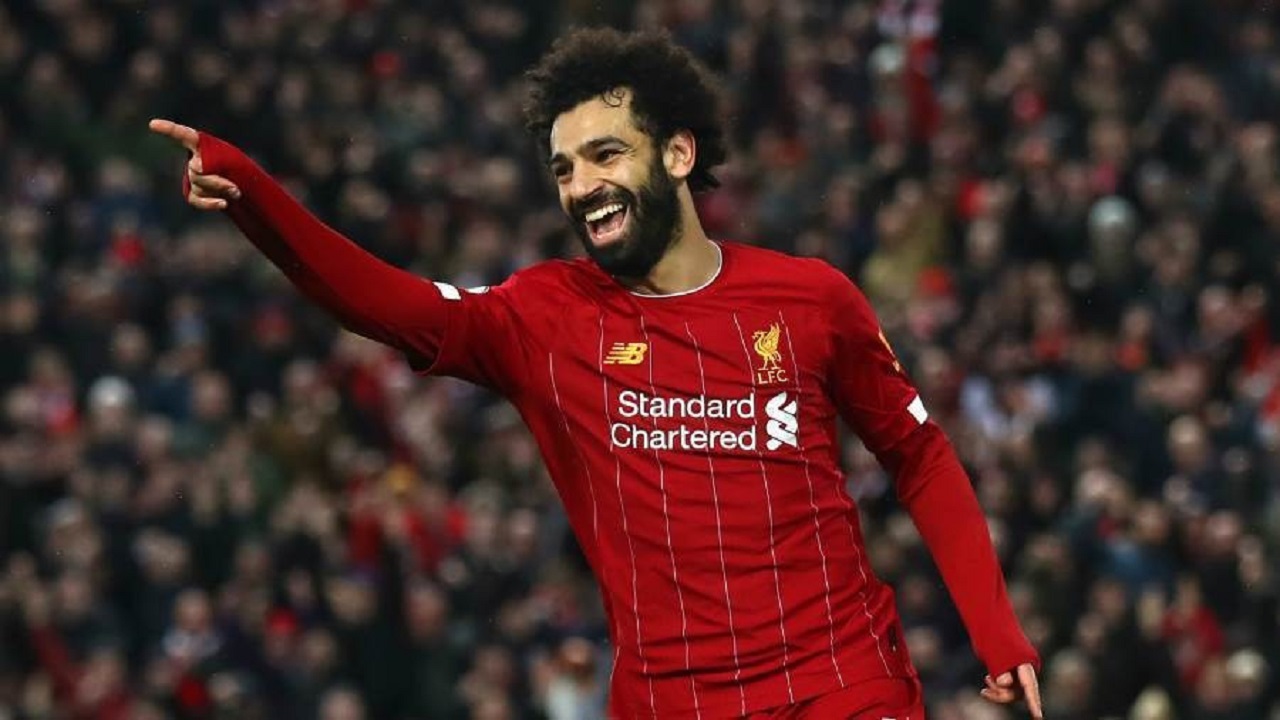 محمد صلاح يستعرض عضلات بطنه في الحجر الصحي