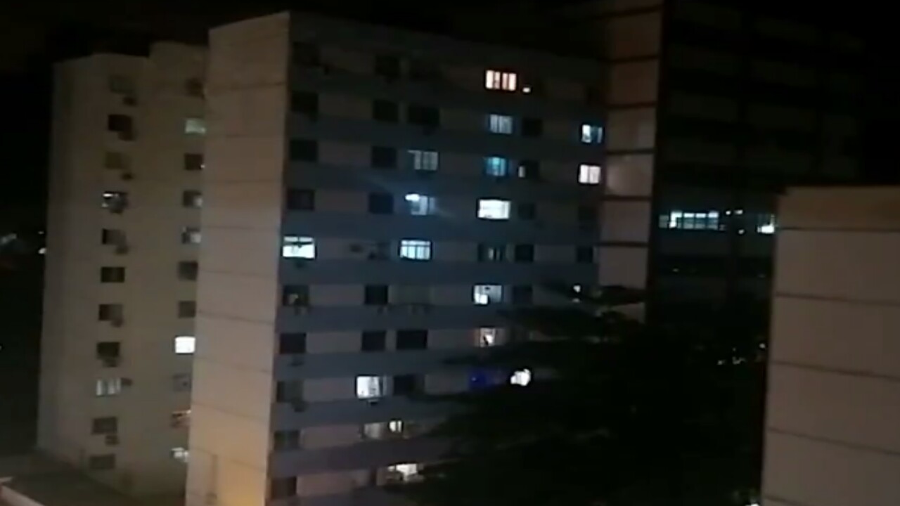 سكان البرازيل يقرعون الأواني أثناء خطاب رئيس بلادهم عن الوباء القاتل (فيديو)