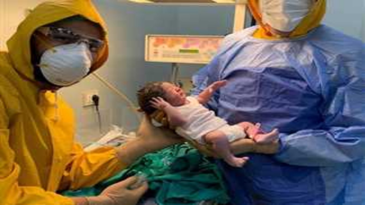 بالصور.. إجراء عملية ولادة لسيدة عربية مصابة بالفيروس