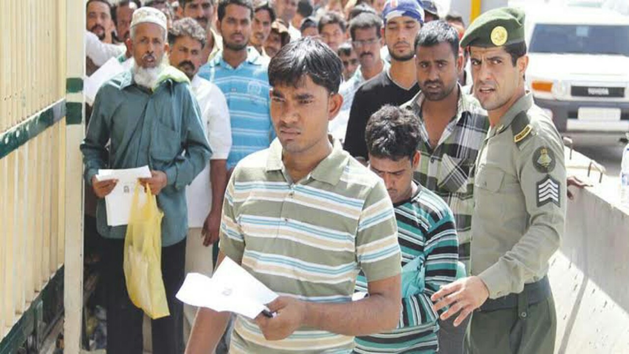 الضوابط التي تمكن الوافدين من المغادرة إلى بلدانهم