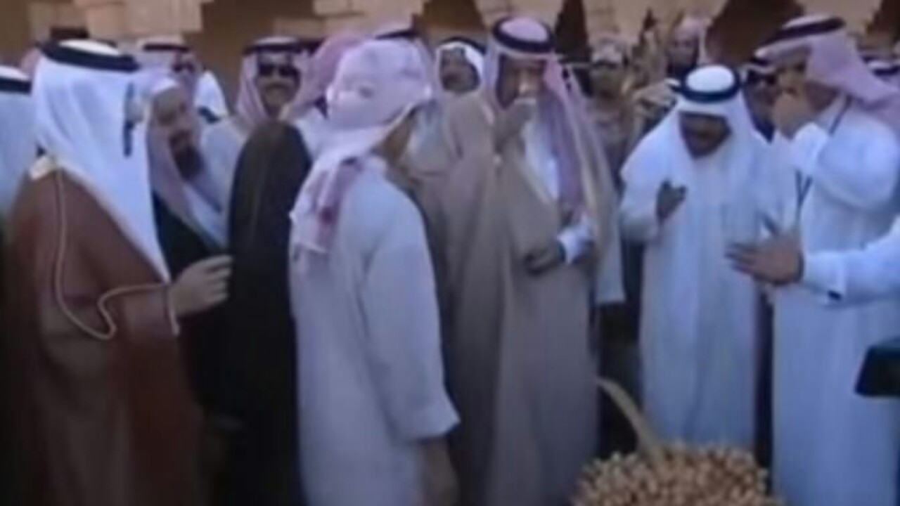 بالفيديو.. مقطع نادر للملك سلمان يمازح راعي الحطب أثناء زيارته لسدير قبل 17 عاما 