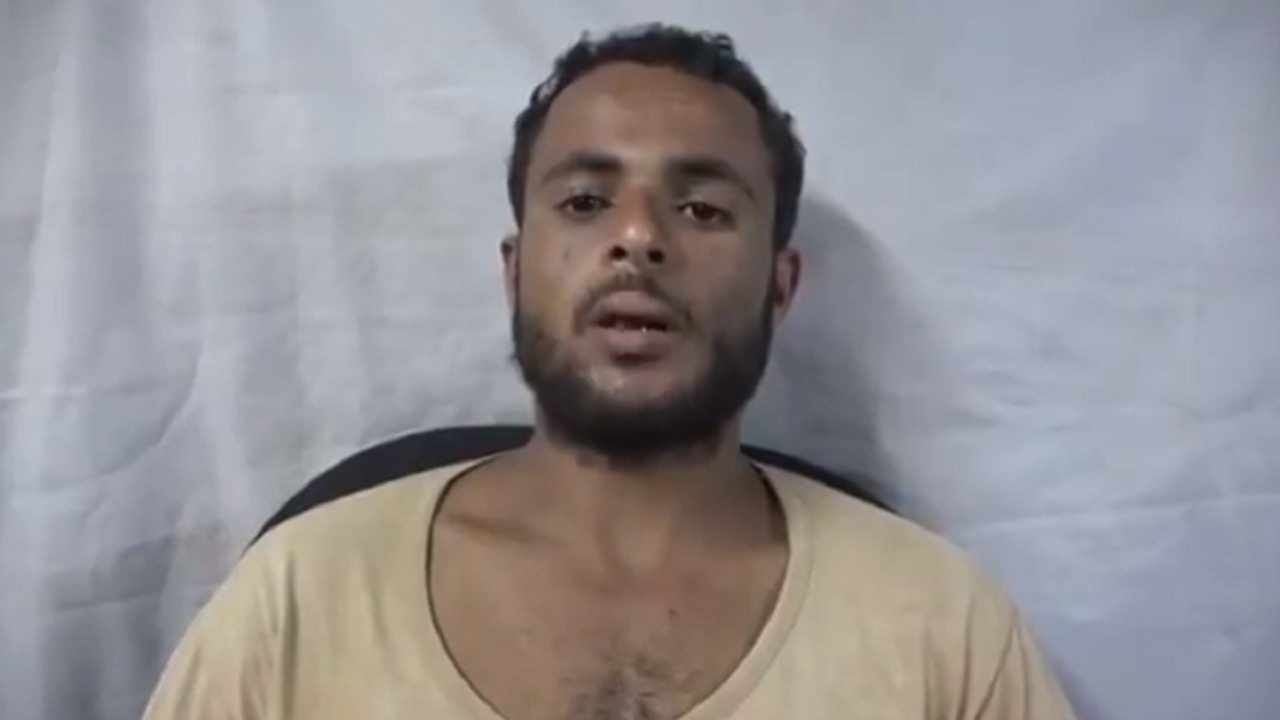 بالفيديو..قناص حوثي يعترف بتلقي تدريبات من إيران وتعاطيه حبوب الشجاعة!