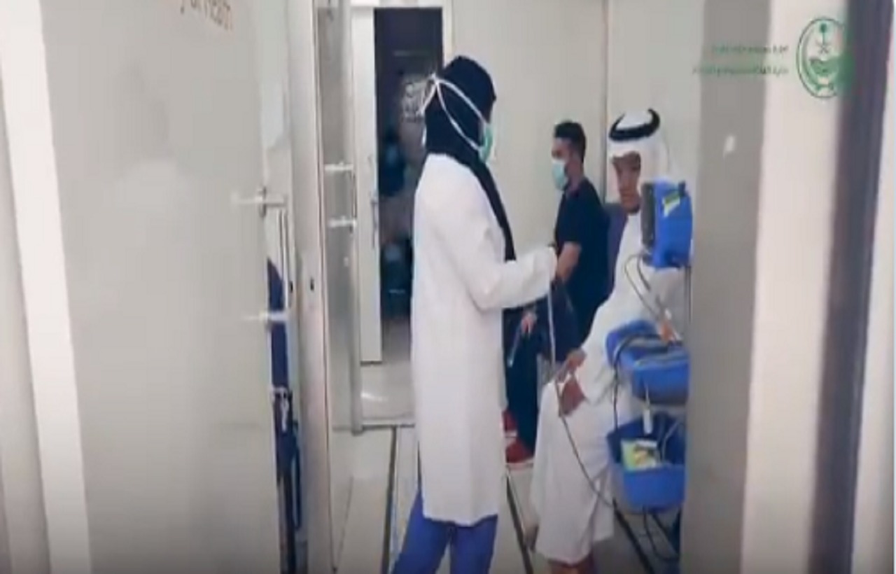 شاهد.. تخصيص عيادات طبية متنقلة لخدمة سكان أحياء مكة المعزولة