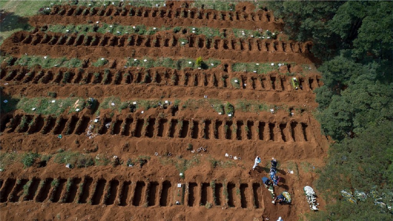 بالصور.. أكبر مقبرة تستقبل ضحايا الوباء العالمي