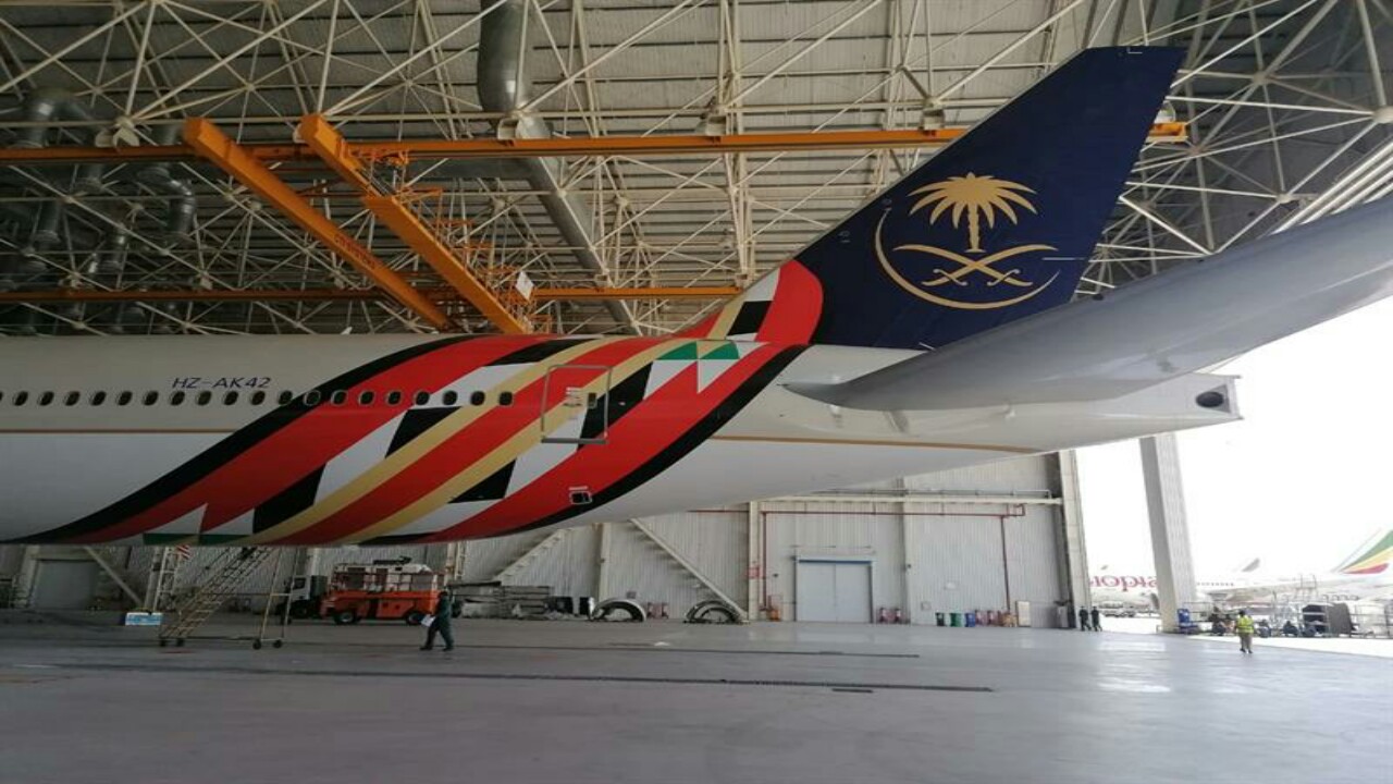 بالصور.. شعار قمة العشرين يُزين إحدى طائرات الخطوط السعودية