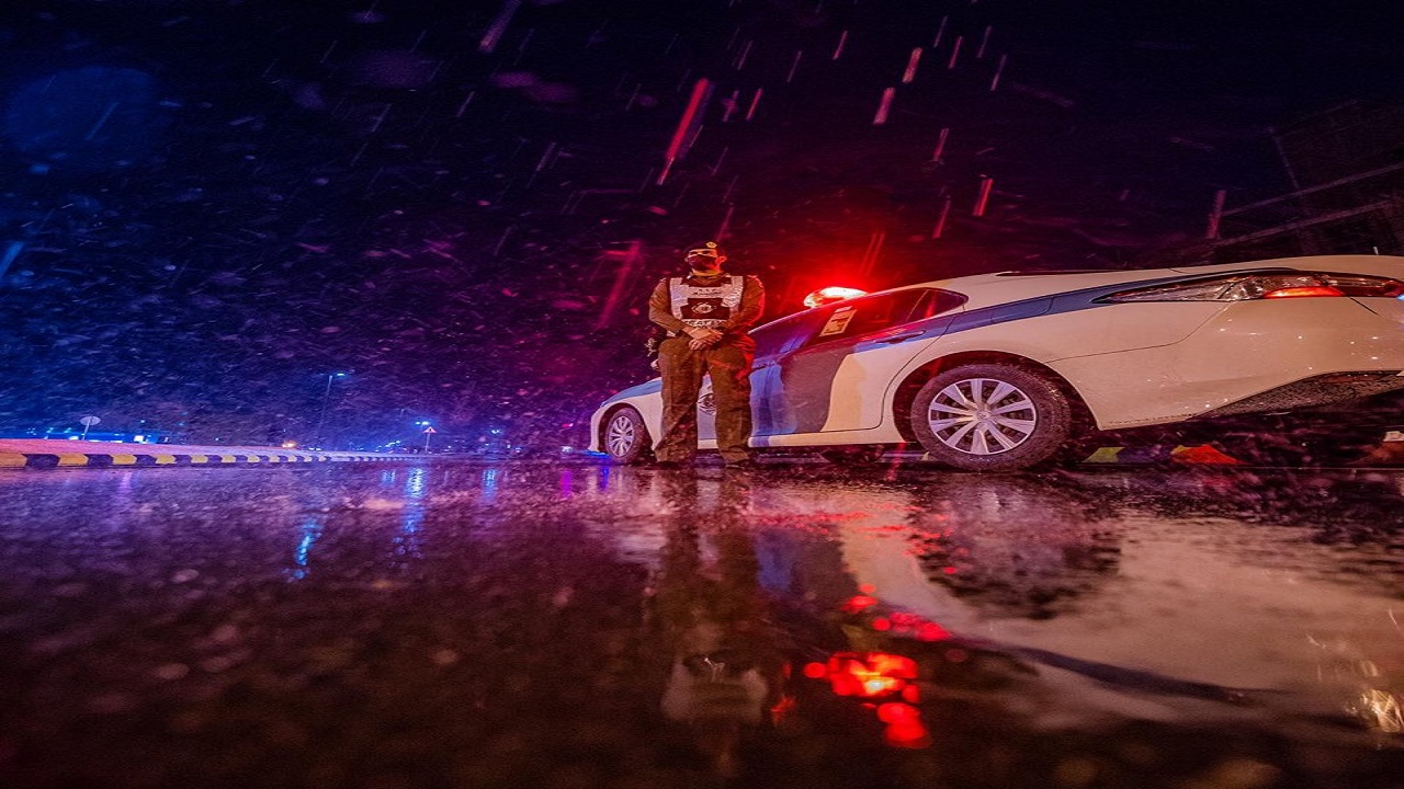 بالصور..رجال الأمن عيون ساهرة تحت أمطار الخير