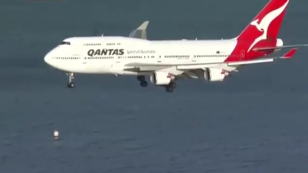 شاهد.. التحليق الأخير لأسطول طائرات «B747» في وداع عشاقها