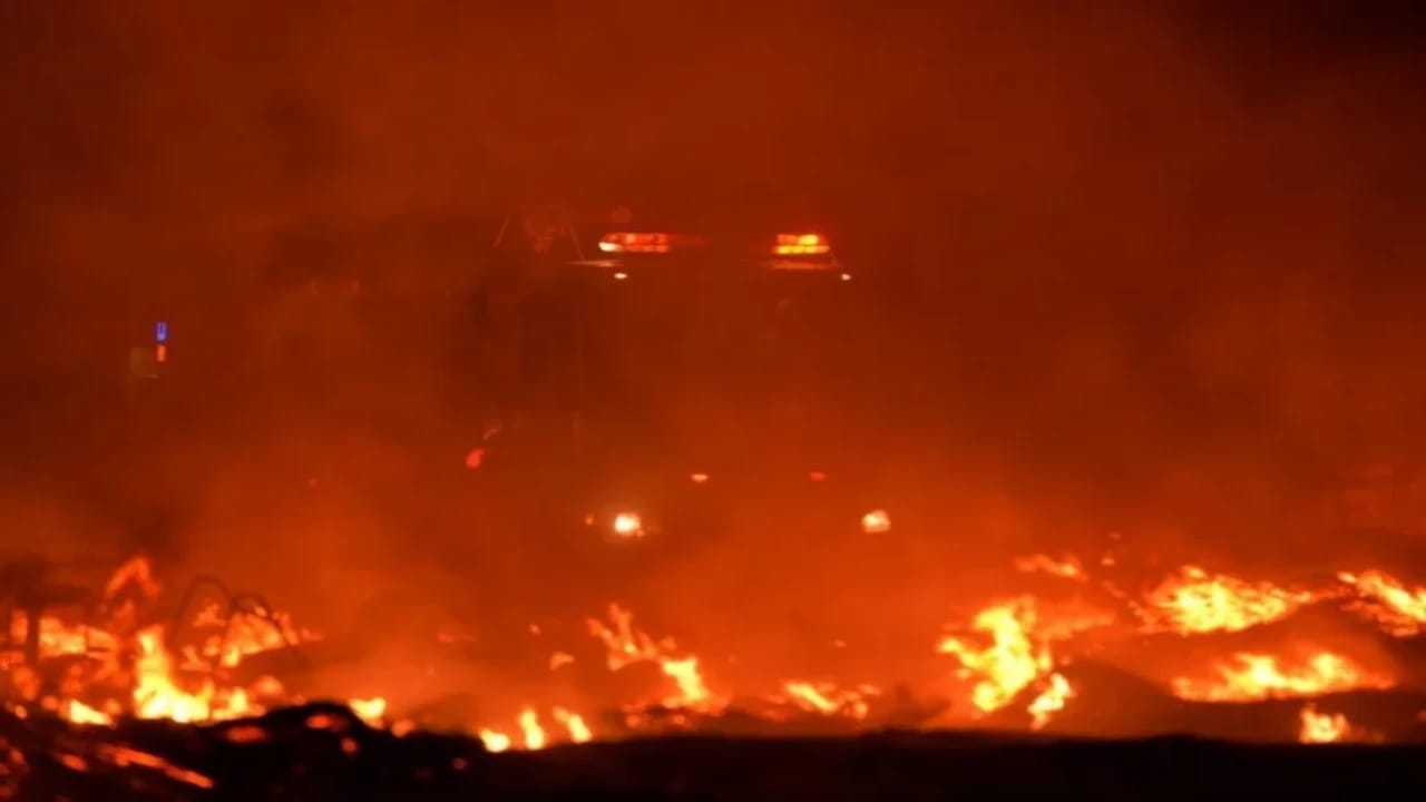 اندلاع حريق في ساحة بيع أعلاف بحائل (صور)