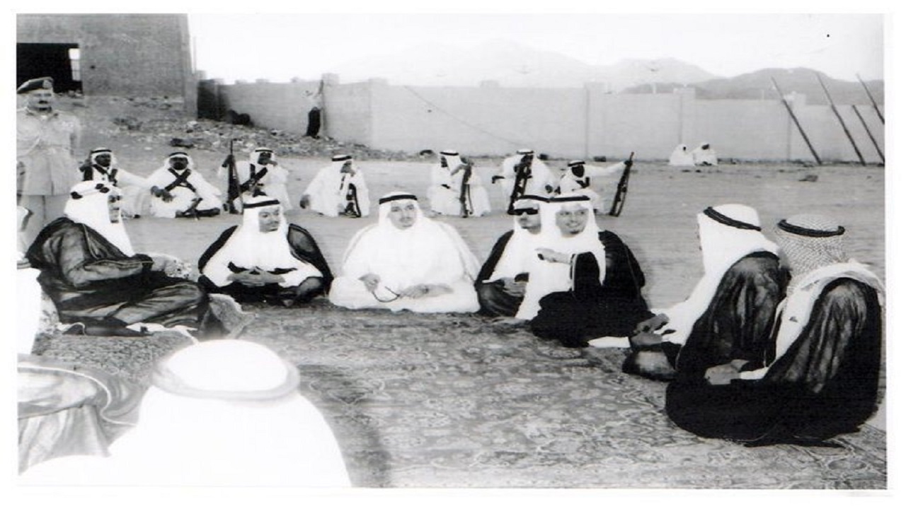 صورة تاريخية للملك سعود برفقة إخوانه الأمراء في جلسه ودية عام 1960