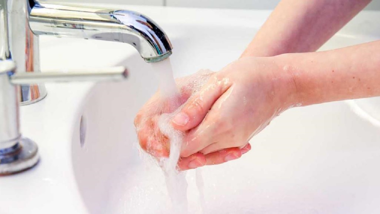 مخاطر كثرة التعقيم وغسل اليدين