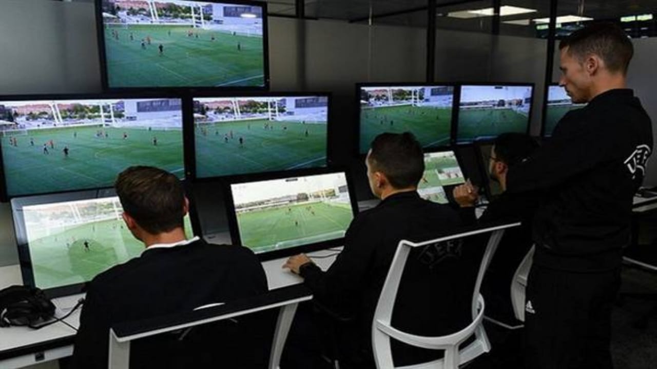 الاتحاد الآسيوي يعتمد تقنية «VAR» في مباريات خروج الخاسر