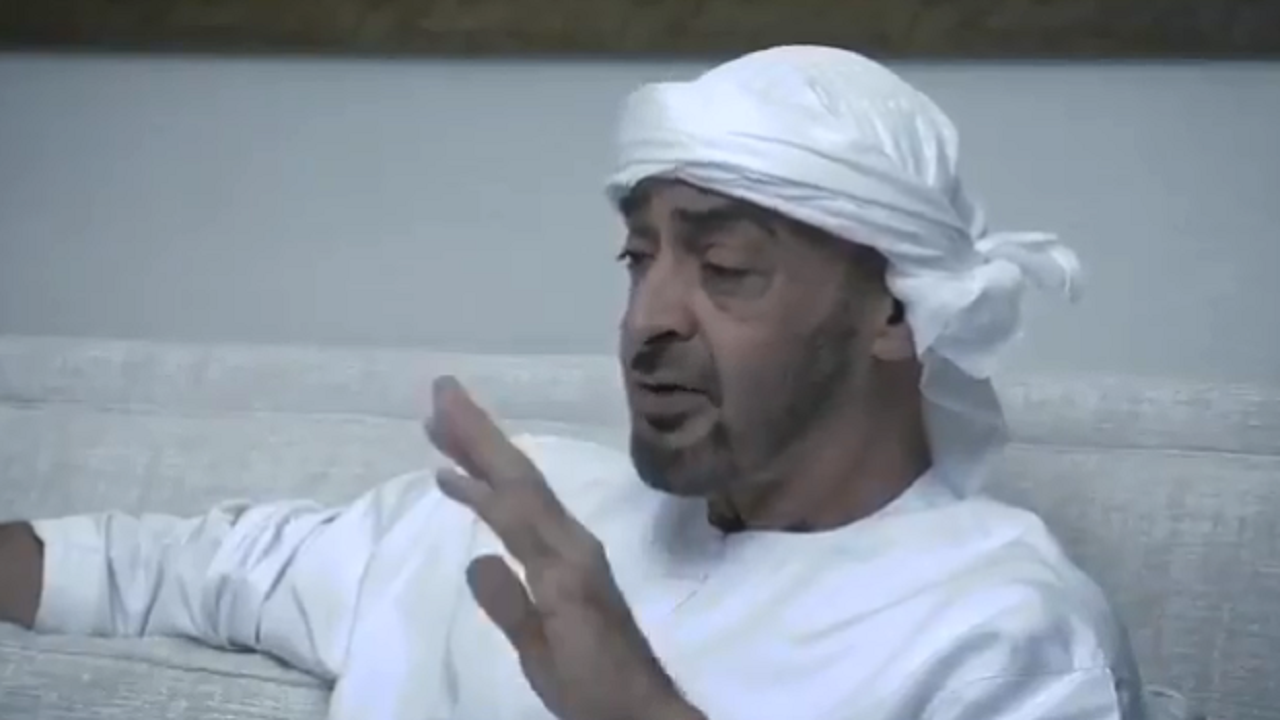 بالفيديو.. الدموع تغلب محمد بن زايد تأثرا بغناء المقيمين للنشيد للوطني