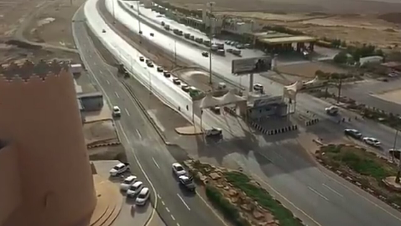 شاهد.. دوريات أمن الطرق تضبط مداخل المدن وسط التزام عالٍ من جميع السكان