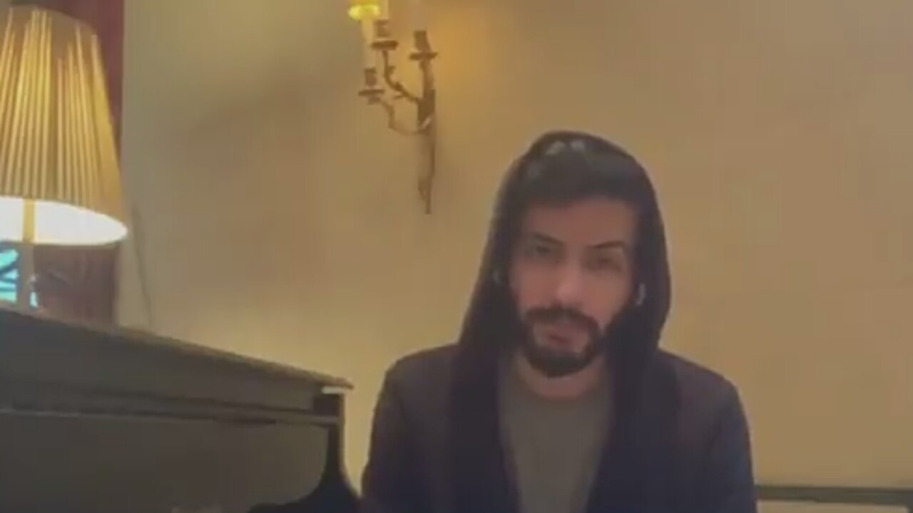 بالفيديو.. عازف السلام الملكي في النمسا يروي قصة حنينه لوطنه  