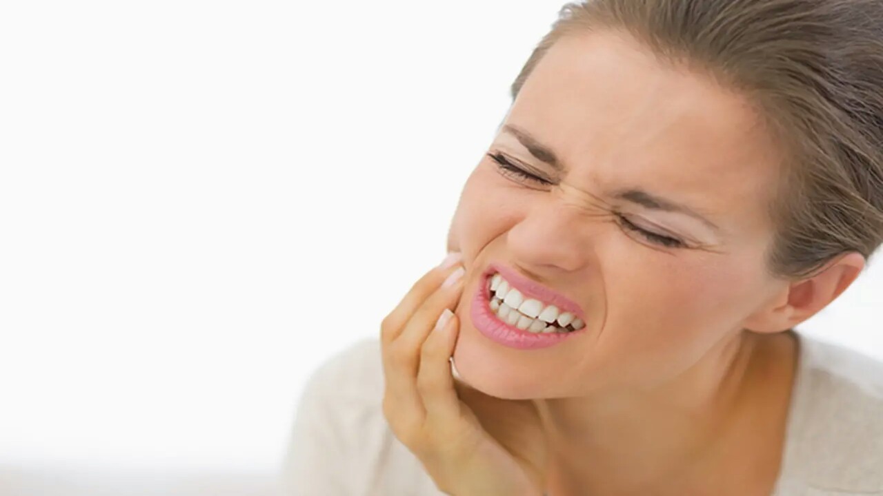 5 وصفات طبيعية للقضاء على ألم الأسنان خلال الحجر الصحي