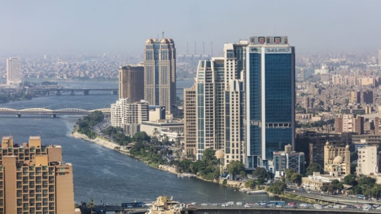 مصر تعلن تمديد القيود السارية لأسبوعين إضافيين