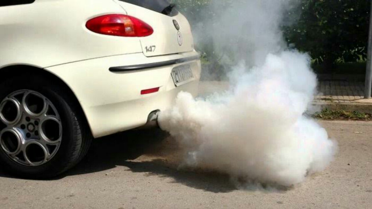 طرق علاج مشكلة خروج الدخان الأبيض من عادم السيارة 