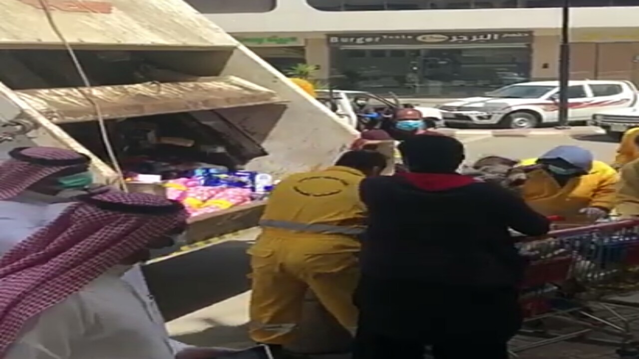 إتلاف كميات ضخمة من البضائع في بلجرشي بعد واقعة الباصق المصاب (فيديو)