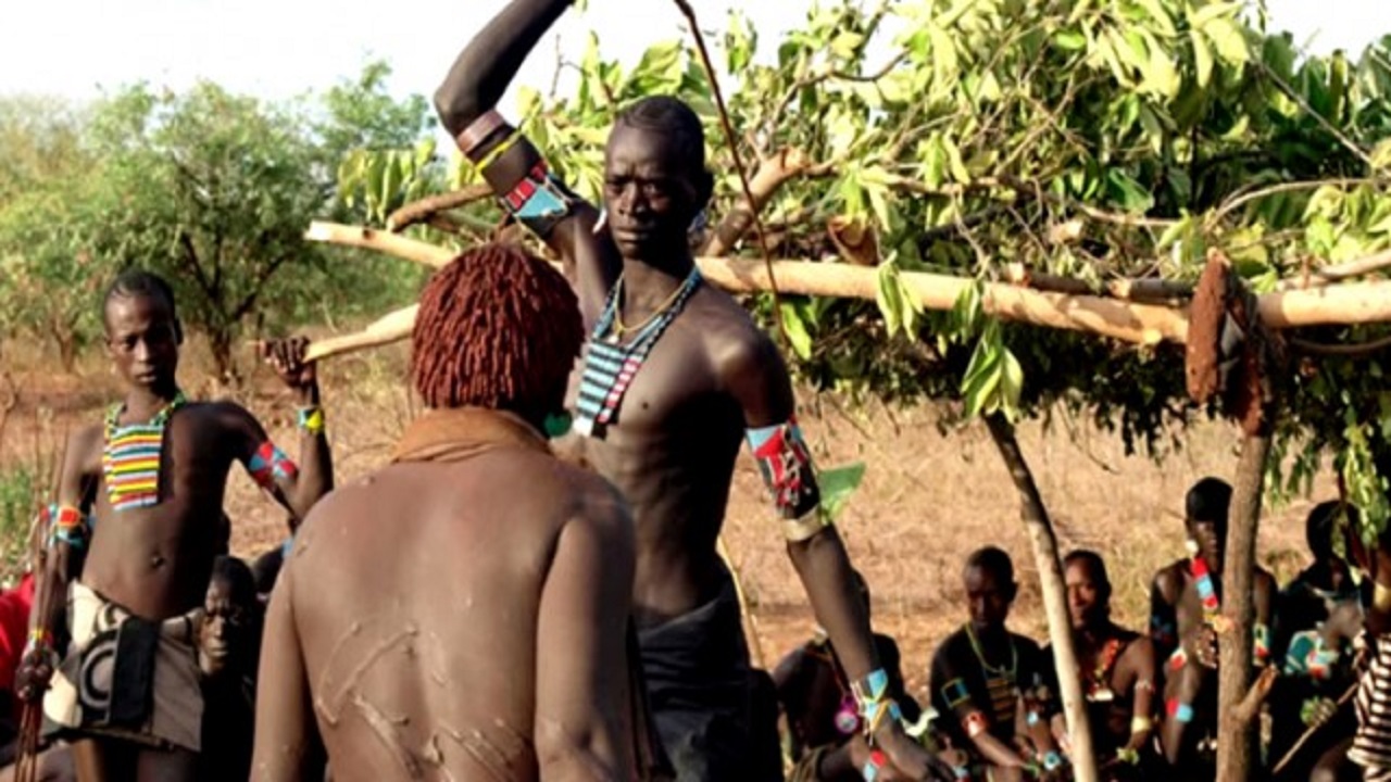 بالفيديو..كينيا تستعين بأخطر القبائل لضرب مخالفي حظر التجول