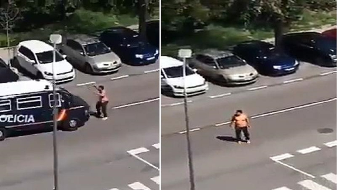 بالفيديو.. رجل عاري الصدر يحمل سيفين يهاجم الشرطة