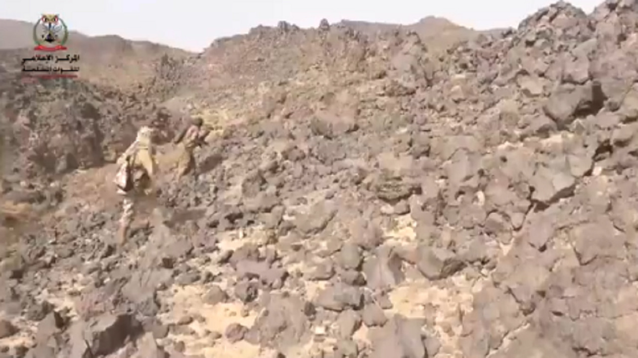 شاهد.. هجوم الجيش اليمني على مليشيا الحوثي في جبال صرواح وهيلان
