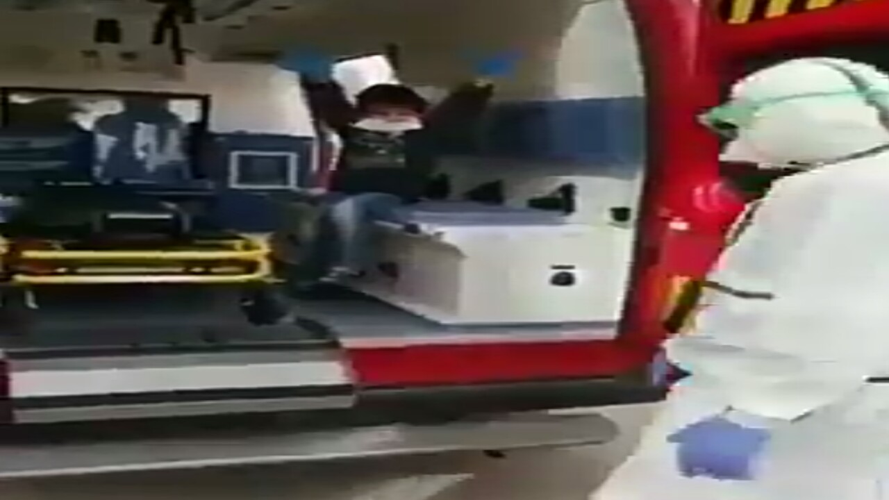 بالفيديو.. طفل مصاب بالفيروس داخل سيارة الإسعاف دون عائلته في مشهد مؤثر 