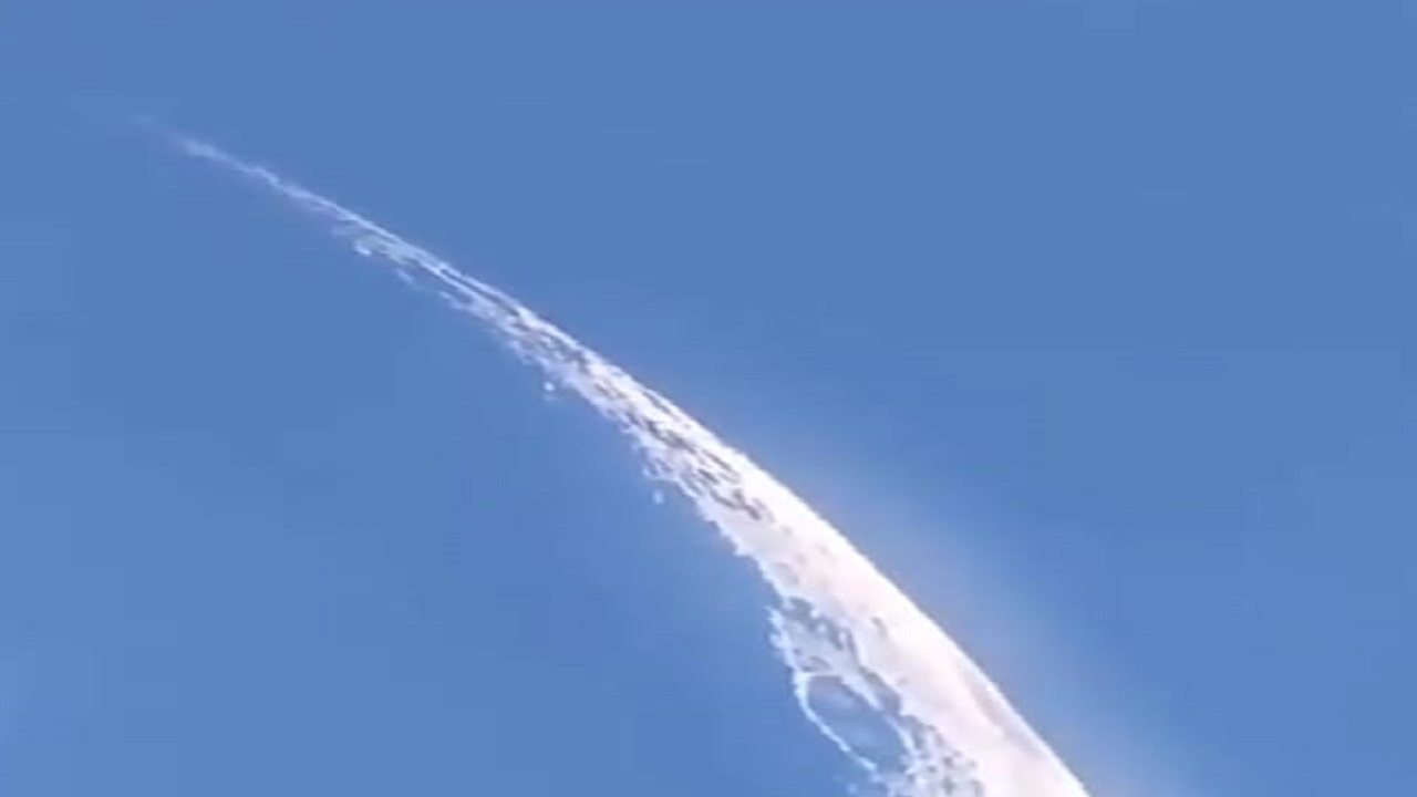 حقيقة فيديو ظهور الأجسام الغريبة حول القمر