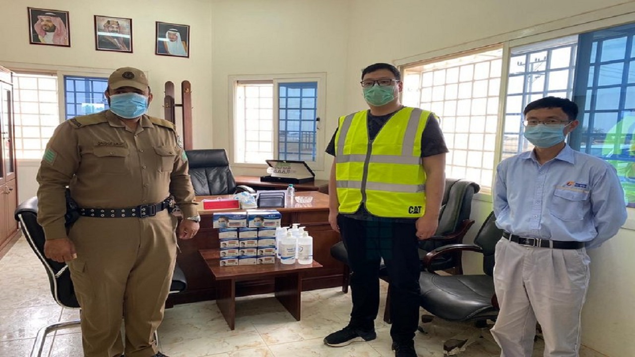 صينيون يوزعون كمامات ومعقمات بالأفلاج