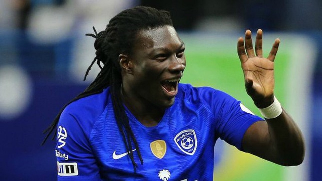 جوميز يظهر مع والدته