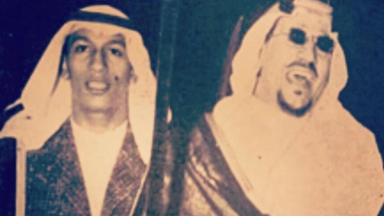 ابتسامة الملك سعود والأمير ماجد خلال أداء «العرضة النجدية» (صورة)