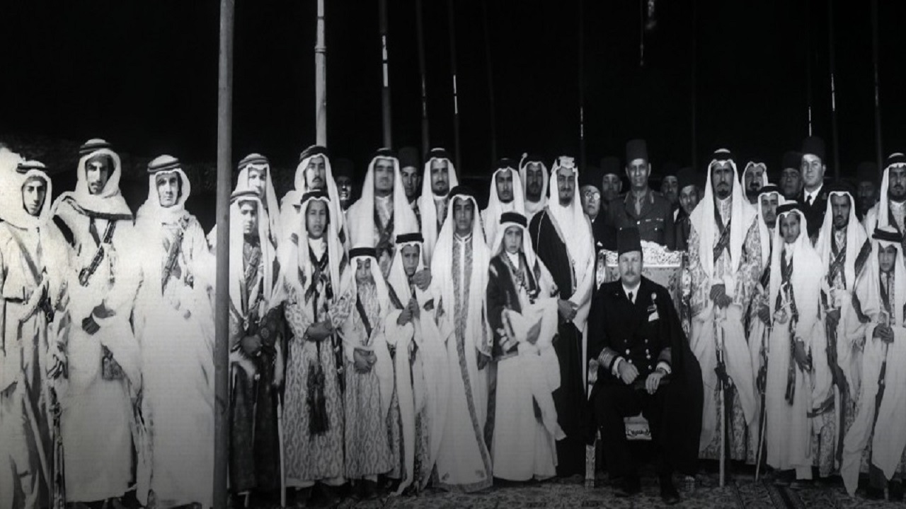 صورة نادرة لأبناء الملك عبدالعزيز مع الملك فاروق في ينبع