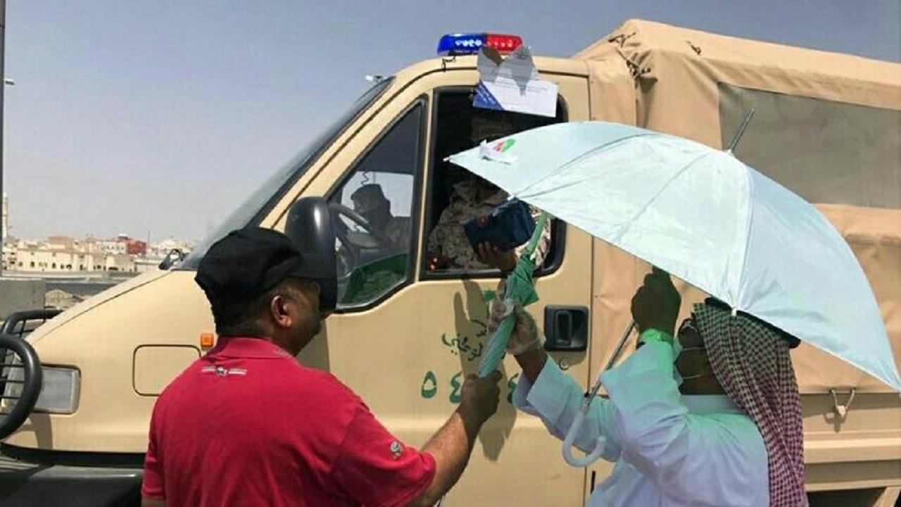 توزيع 500 مظلة على رجال الأمن بمكة