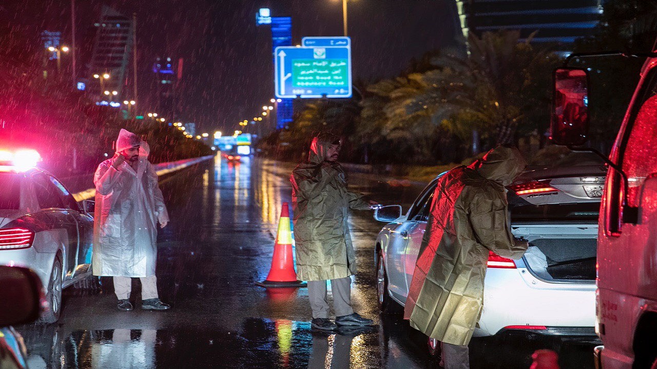 بالصور..أجواء أوروبية في الرياض ورجال الأمن يباشرون أعمالهم تحت المطر
