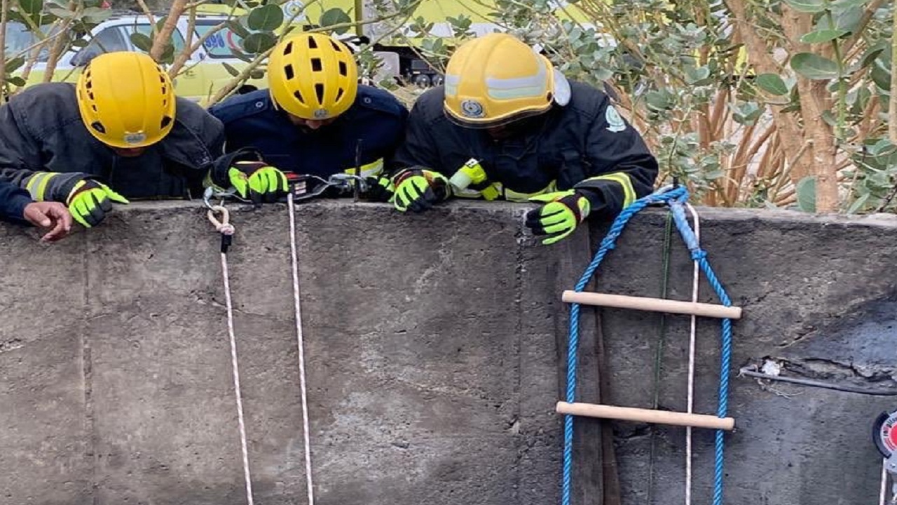 بالصور.. إخراج شخص سقط في بئر ببيشة