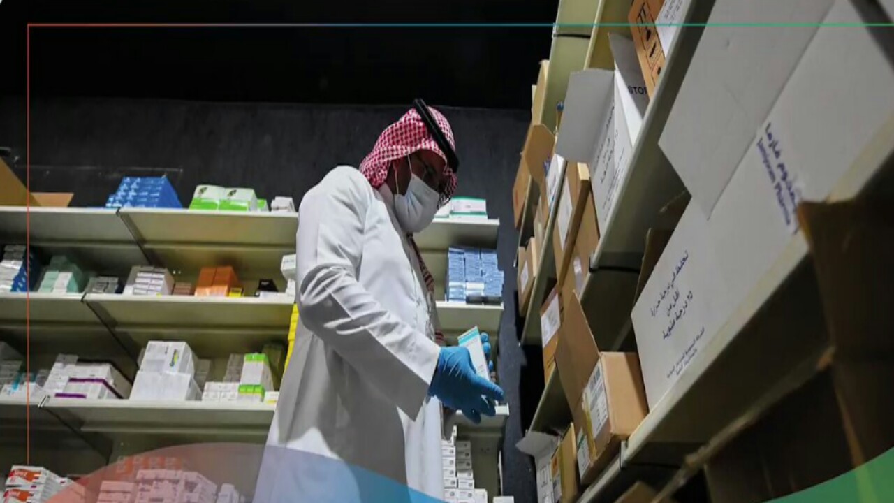 شاهد.. لحظة إغلاق صيدلية في الرياض بعد ضبط 3000 منتج مخالف