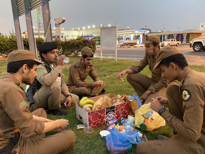 رجال الأمن يتناولون الإفطار في الميادين أثناء عملهم