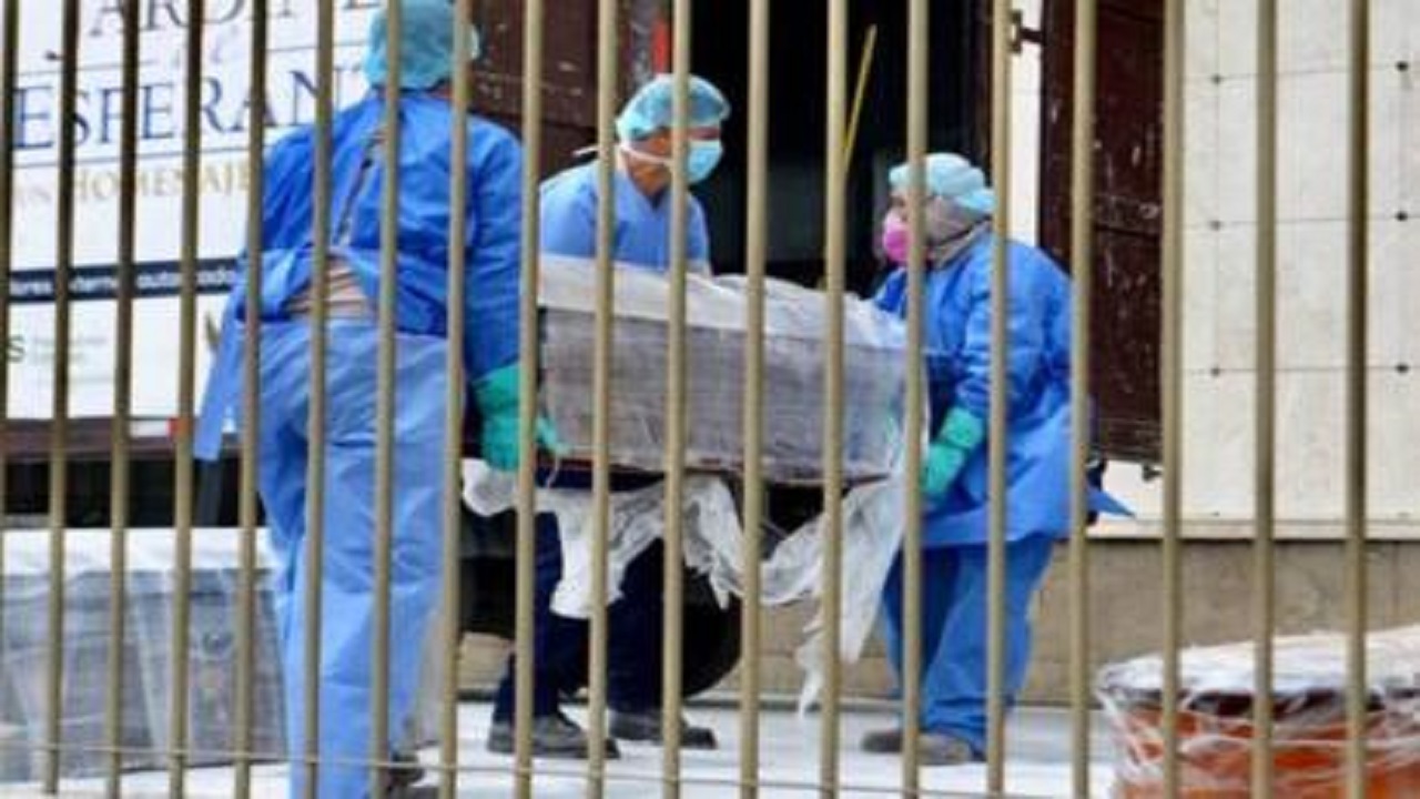 الإكوادور تخزن جثث الموتى في مبردات بعد تكدس المشارح والمستشفيات