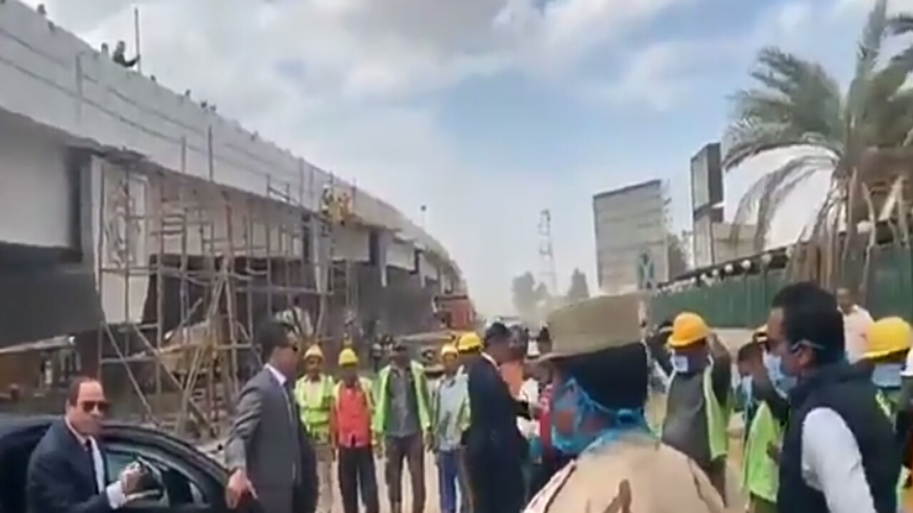 بالفيديو.. السيسي يعنف مسؤولين لعدم ارتداء العمال كمامات