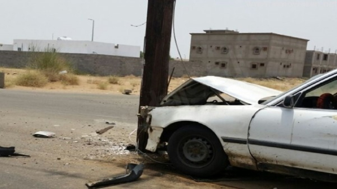 إصابة قائد مركبة بعد اصطدامها في «عامود إنارة» بالطائف