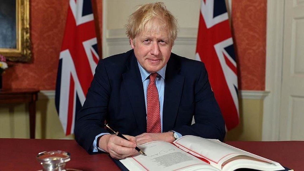 رئيس وزراء بريطانيا يُعدي مصوره الخاص