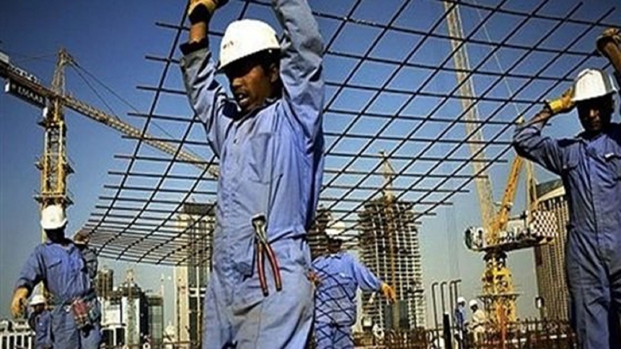مطالبات لقطر بحماية العمال الوافدين