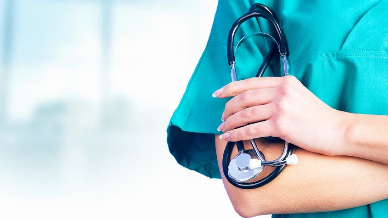 أزمة قلبية تنهي حياة ممرضة بعد شهر من العمل لمواجهة الفيروس التاجي