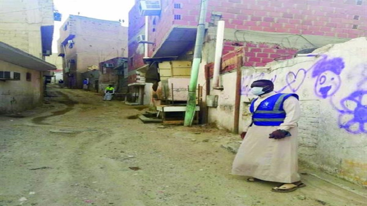 بالصور.. 50 متطوع يعاونون الشرطة في منع التجول بالأحياء العشوائية بمكة